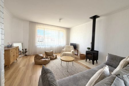 Coastal Charm - 4 Bedroom Home in Sought-After Halls Head - Photo 2