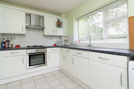 4 bedroom semi-detached house to rent - Photo 4