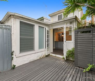 Stunning Sandstone Cottage in Peaceful Central Location - Photo 6