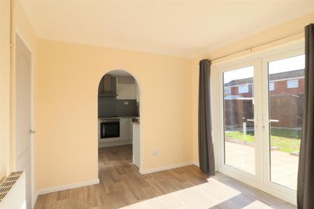 4 bedroom semi-detached house to rent - Photo 2