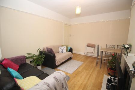 2 bedroom Student Flat to rent in Moorfield, High West Jesmond, Newcastle Upon Tyne, NE2 - Photo 2