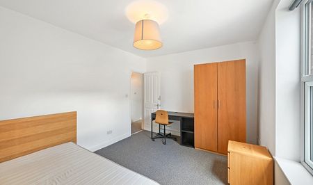 Spacious 6-Bed Student House with Two Bathrooms & Convenient Amenities - Photo 2