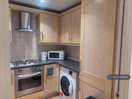 1 bedroom in a flat share to rent - Photo 2