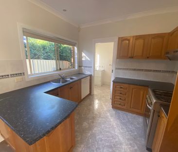 FAMILY SIZED SUBURBAN TOWNHOUSE - Photo 5