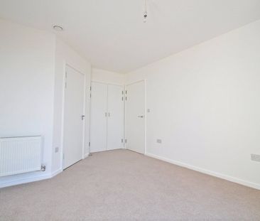 2 bedroom Flat in Kidwells Close, Maidenhead - Photo 3