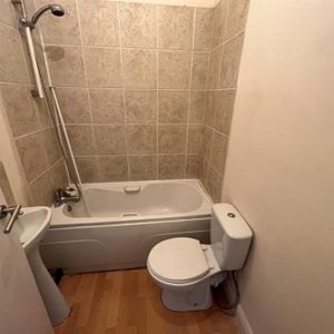 1 Bedroom Apartment To Let - Photo 2