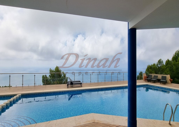 Exclusive flat with stunning terrace and spectacular sea views.