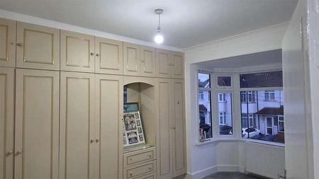 Chepstow Gardens, Southall, UB1 - Photo 3