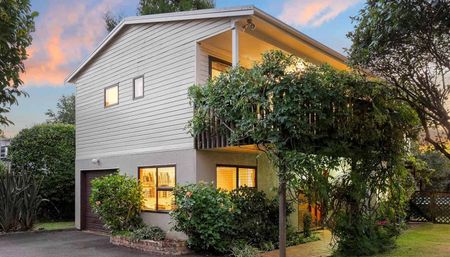 Charming 3-Bed Family Home in Epsom's Double G... - Photo 3