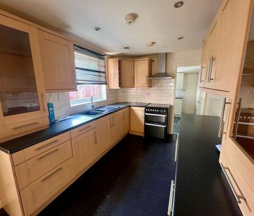 3 bedroom semi-detached house to rent - Photo 2