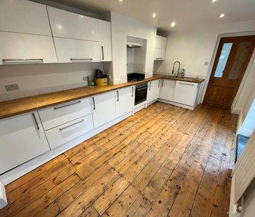 Terraced House to rent on - Photo 6