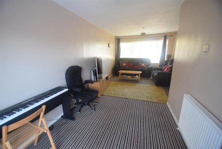 3 bedroom semi-detached house to rent - Photo 2