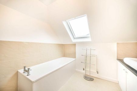 3 bedroom flat to rent - Photo 5