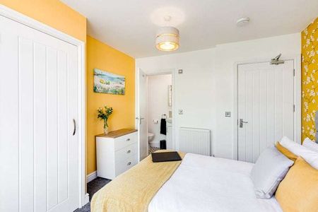 SINGLE PROFESSIONALS ONLY REQUIRED FOR LARGE CONTEMPORARY ROOM IN 5BED ALL ENSUITE, PROFESSIONAL HOUSE SHARE. - Photo 3