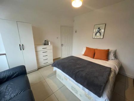 1 bedroom in a house share to rent - Photo 3