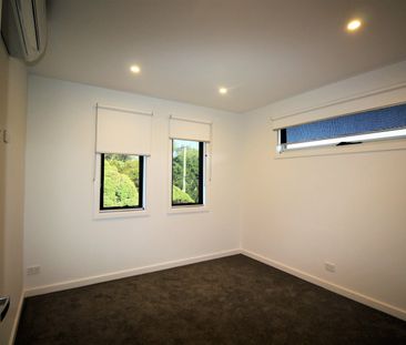 THREE BEDROOM TOWNHOUSE IN SOUGHT AFTER LOCATION! - Photo 5