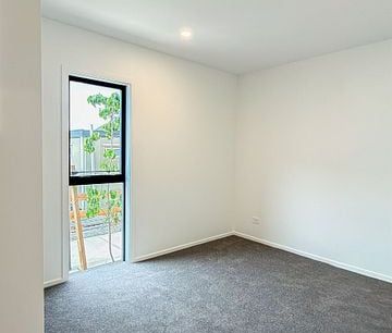 Modern Townhouse in Queenstown - Photo 1