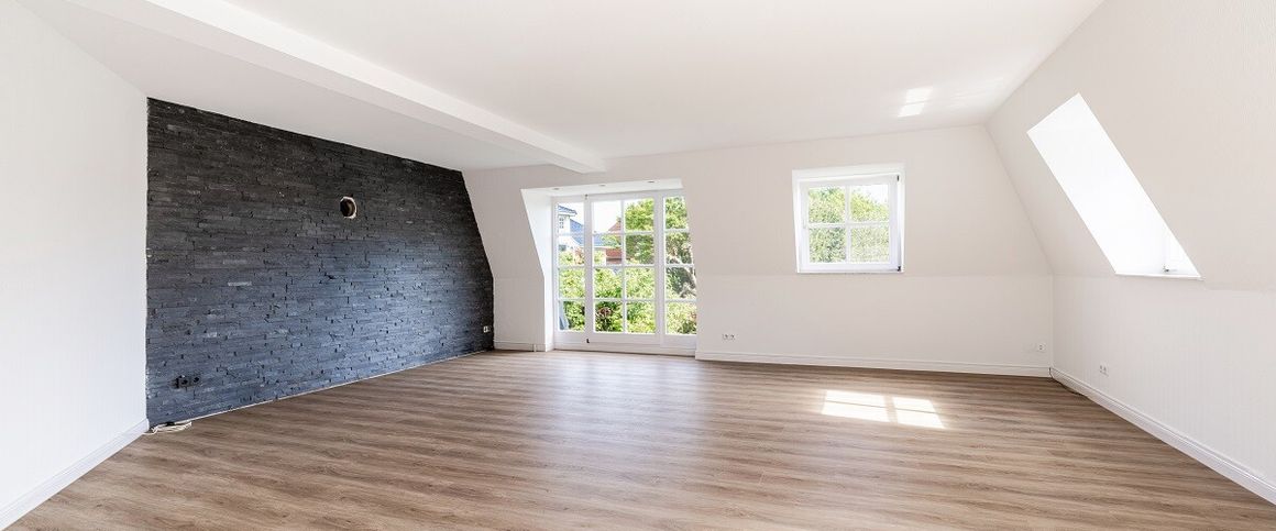 Bremerhaven - Leherheide // Charmante 2-Ebenen-Wohnung mit Landhausküche und großer Dachterrasse - Foto 1