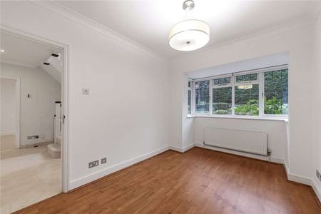 A fantastic detached five bedroom family home set in a gated development with off-street parking. - Photo 3