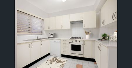 TOWNHOUSE-STYLE APARTMENT - Photo 5