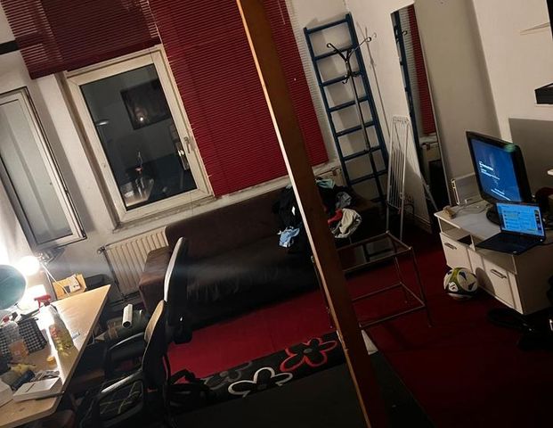 Großes Möbliertes WG-Zimmer in zentraler Lage ab sofort - Photo 1