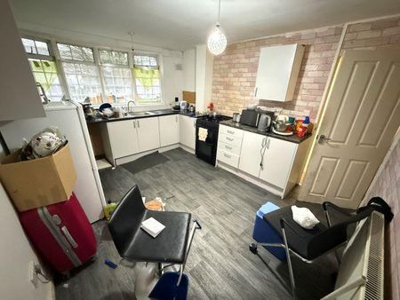 3 bedroom end of terrace house to rent - Photo 5