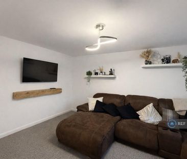 3 bedroom semi-detached house to rent - Photo 1