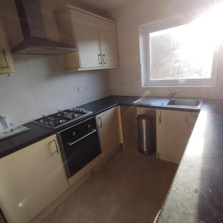 3 bedroom flat to rent - Photo 1