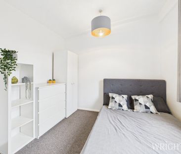 4 bedroom Mid Terraced House - Bishops Rise, Hatfield - Photo 2