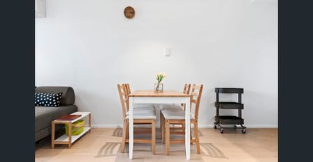 Free Zone 2 Bedrooms 1 Bath 1 Car Available Now (Fully furnished) - Photo 2