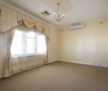 Large family home with 3 split A/C system and solar panels - Photo 1