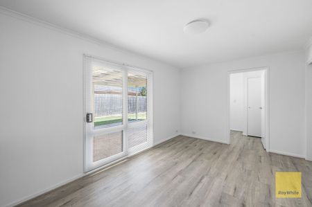 Stunning Home in the Heart of Hoppers Crossing! - Photo 2