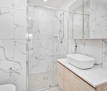 STUNNING EXECUTIVE 3 BEDROOM APARTMENT - Photo 3