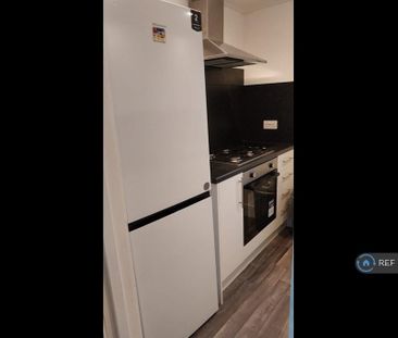 3 bedroom flat to rent - Photo 6