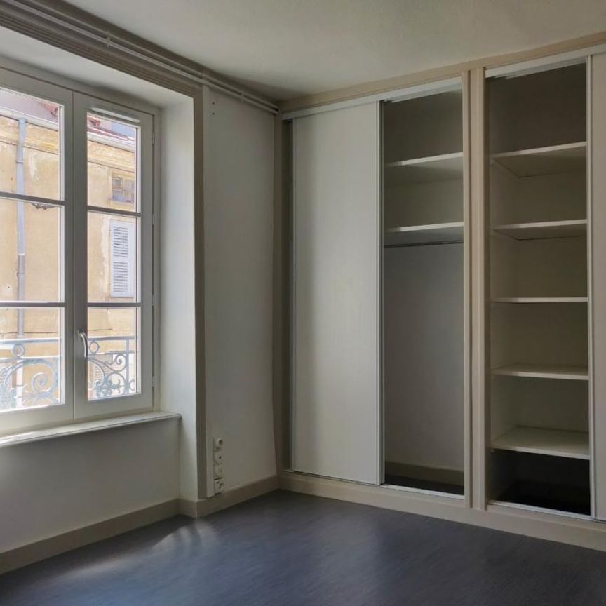 Appartement T3 à louer à Roanne - Place du marché - Photo 1
