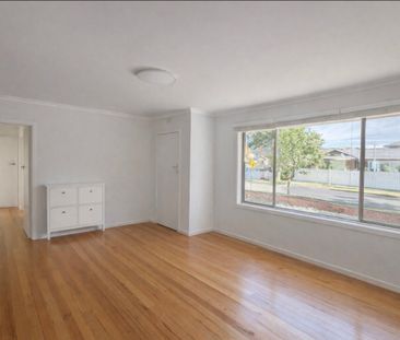 Charming Three-Bedroom Home in a Prime Oakleigh East Location - Photo 2