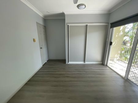 LARGE TOWNHOUSE !!! - Photo 3