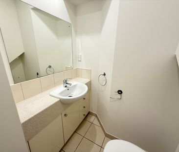 Newly Refurbished 3-Bedroom Duplex Townhouse - Photo 3