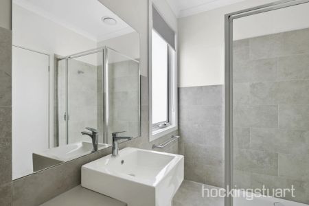 Stunning 3-bedroom Townhouse In Central Reservoir Location - Photo 5