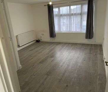 Studio Flat, Netley Road, IG2 - Photo 1