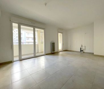 Location Appartement 3 pièces 57m² NICE 06300 - Photo 2