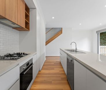 ELTHAM CENTRAL - BRAND NEW TOWNHOUSE - Photo 4