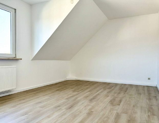 Modern sanierte DG-Wohnung mit EBK + Stellplatz in Reichenbrand mieten - Foto 1