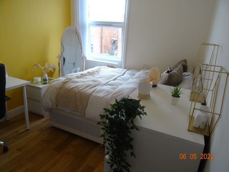 6 Bedroom House, Heaton, Stannington Avenue - Photo 3