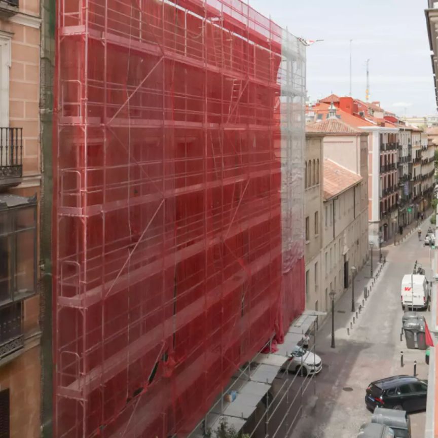 Rooms for rent in 5-bedroom apartment in Malasaña - Photo 1