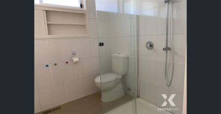 WELL-APPOINTED SINGLE LEVEL HOME IN A TERRIFIC LOCATION! - Photo 5