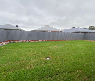 43 Yorkshire Road, THURGOONA NSW 2640 - Photo 6
