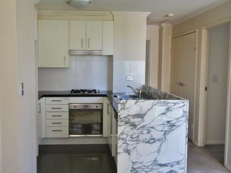 Apartment with 2 bedrooms, 1 bathroom & parking for 1 car - Photo 4