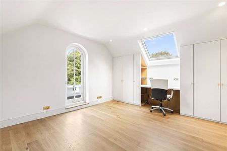 An impressive five-bedroom home with gated driveway and bills included. - Photo 5