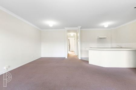 Charming 2-Bedroom Apartment in the Heart of Griffith with brand new carpets - Photo 2